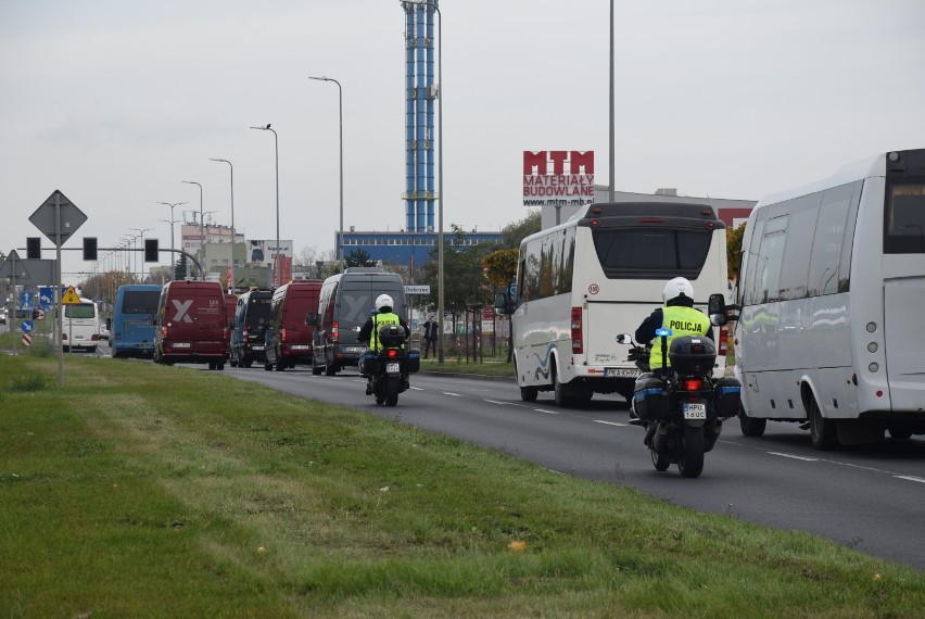 Protest przewoźników w Kaliszu. Autobusowa kawalkada na...