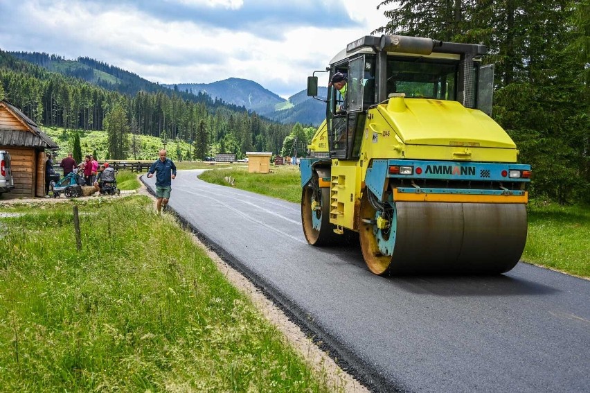 Tatry. Wylali asfalt w Dolinie Chochołowskiej. Na odcinku ok. 3,5 kilometra