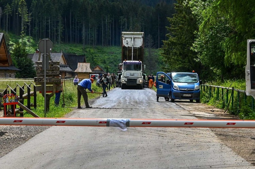 Tatry. Wylali asfalt w Dolinie Chochołowskiej. Na odcinku ok. 3,5 kilometra