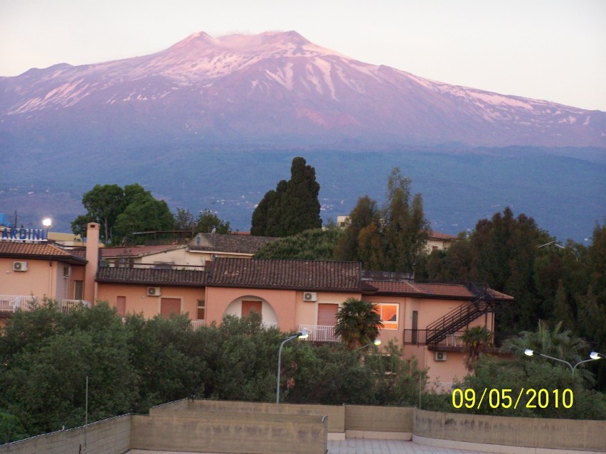 Etna o poranku - prawda, że piękna? (widok z Naxos)