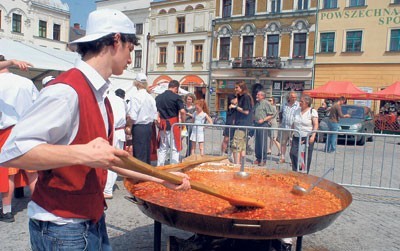 Gulasz przyrządzony na ogromnej patelni był jedną z atrakcji festiwalu Cieszyńskie Smaki