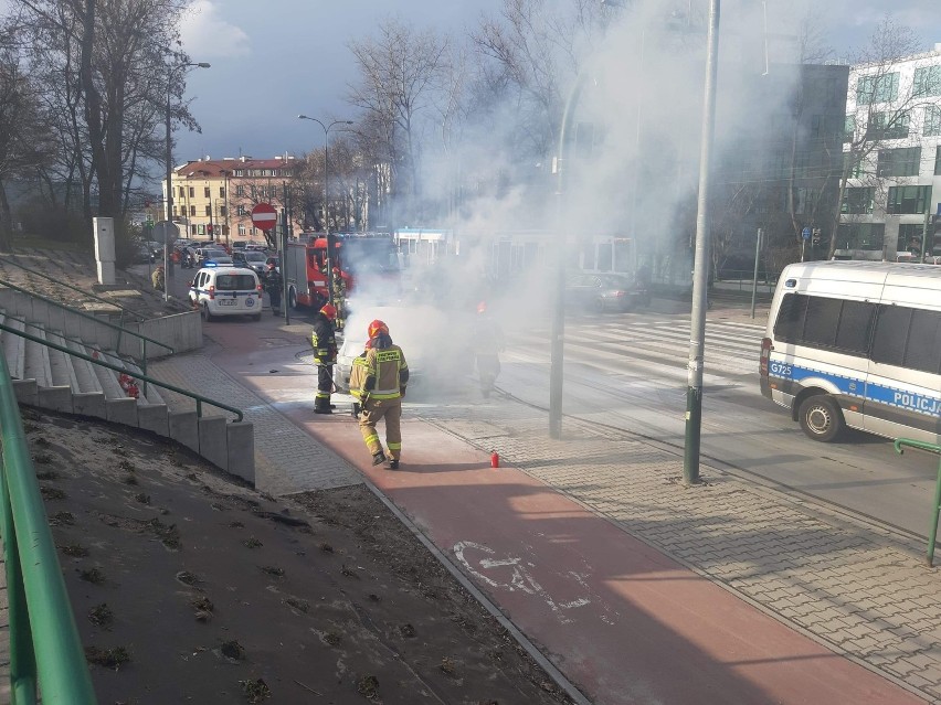 Pożar samochodu w Krakowie na ul. Wielickiej, przy Cmentarzu...