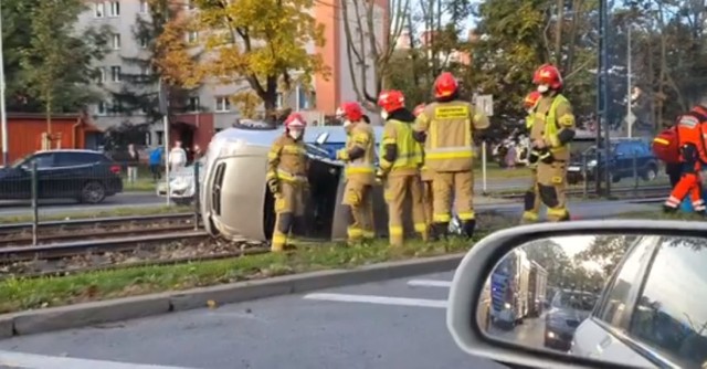Wypadek na ul. Mikołajczyka w Krakowie spowodował dziś duże utrudnienia w ruchu samochodów i tramwajów