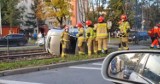 Wypadek w Krakowie. Osobówka wylądowała na torowisku, problemy w ruchu tramwajów i aut