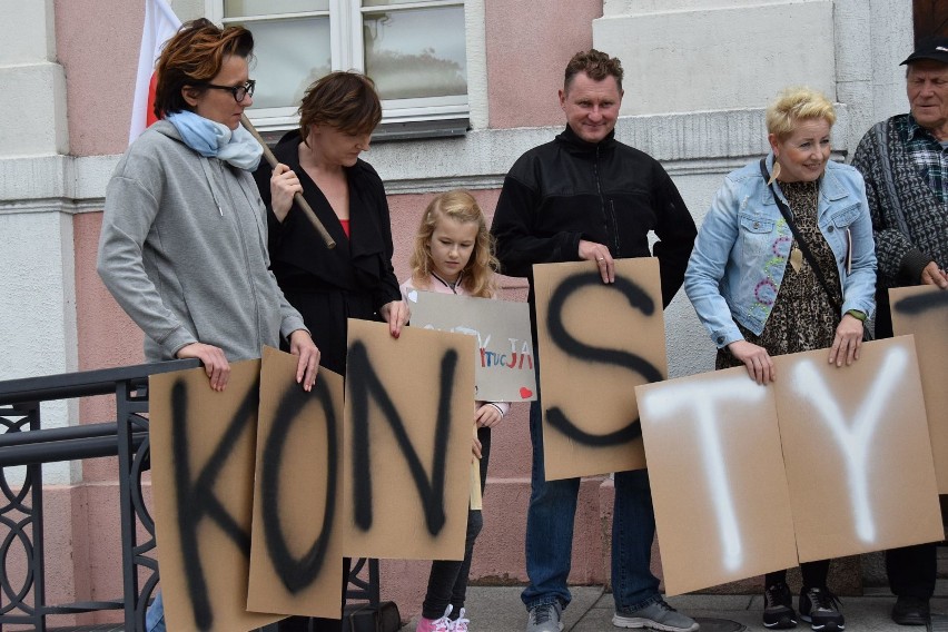 Kilkanaście osób wzięło udział w manifestacji w obronie...