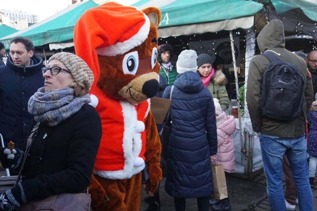 W niedzielę na rynku Jeżyckim w Poznaniu królowała świąteczna atmosfera. Dzieci wzięły udział w warsztatach, a dorośli mogli kupić regionalne produkty i prezenty świąteczne.

Przejdź do kolejnego zdjęcia ------>

Rozświetlenie świątecznej choinki na Starym Rynku:
