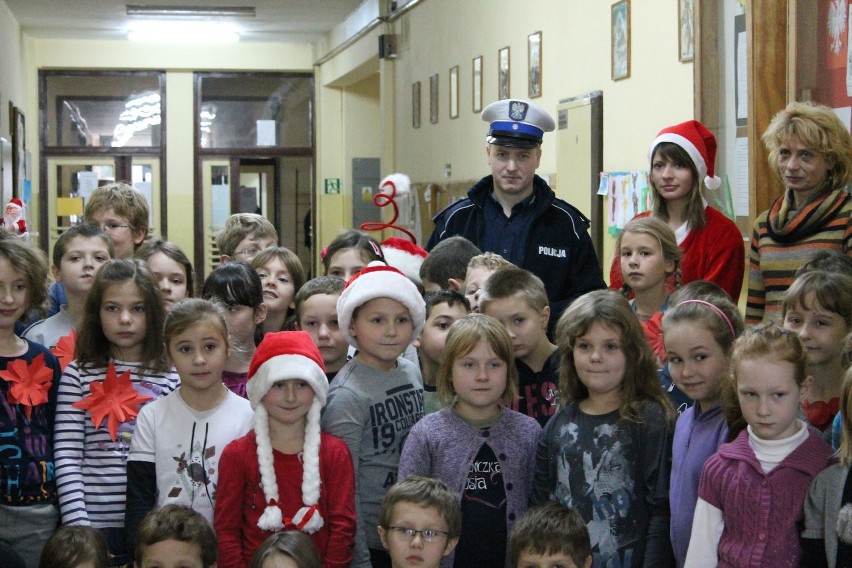 Policyjny Mikołaj odwiedził szkoły podstawowe w Kutnie [ZDJĘCIA]