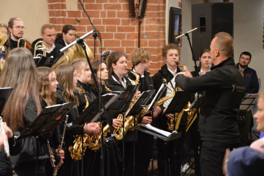 Jedność Goleniowa z Ukrainą. Pełen kościół na koncercie Wood & Brass Band