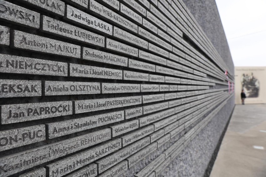 W murze przy Muzeum wmurowano tabliczki z nazwiskami osób...