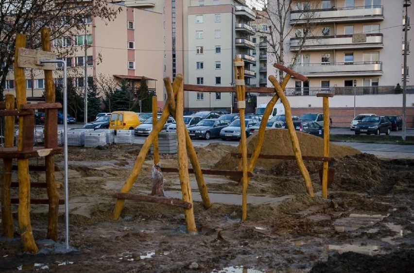 Tak wygląda budowa placu zabaw na Ursusie