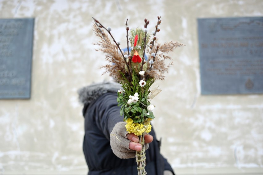 Palmy kupione poza kościołem nie przyjmują wody święconej?...