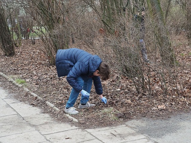 Ponad 5 tys. uczniów z okazji Dnia Wagarowicza sprzątało parki, ulice i skwery w Łodzi.