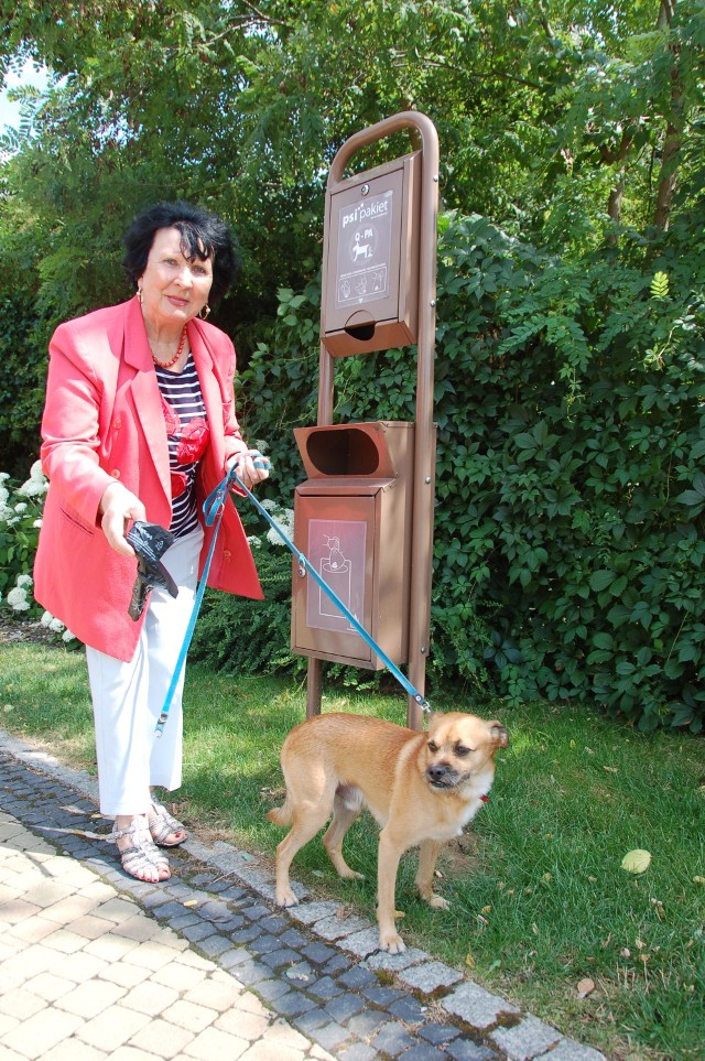 Maria Kuklewicz z "Misiem" przy jednym z psich pakietów na skwerze Piszów. - Mam psa, więc po nim sprzątam - mówi