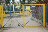 Brama na dworcu PKS w Nakle zamknięta. Podróżni muszą skakać przez płot!