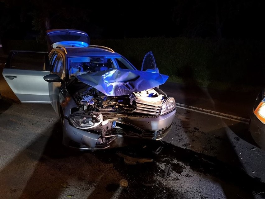 Wypadek w Komorowie. Czołowe zderzenie auta  z drzewem