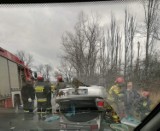 Uwaga, utrudnienia na drodze Strzelin - Wrocław. Dachowało tam auto. Zobacz zdjęcia