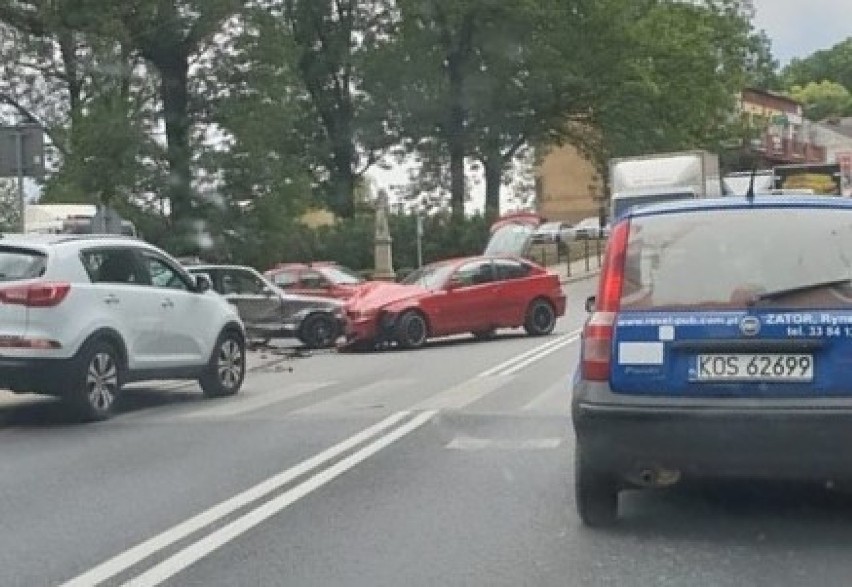 Wypadek z Zatorze. Zderzyły się dwa samochody na skrzyżowaniu dróg krajowych 28 i 44