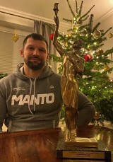 Szymon Kołecki przekazał statuetkę Superchampiona na licytacje dla Laury