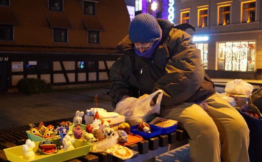 Idą święta! Ręcznie robione aniołki ponownie zagościły na ul. Mostowej w Bydgoszczy [zdjęcia]