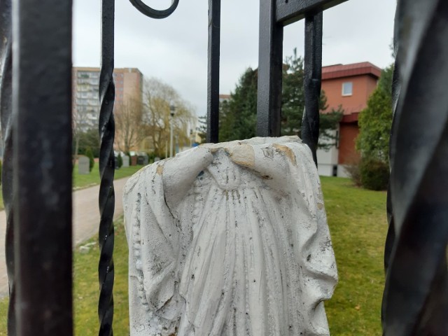 Kto zniszczył i sprofanował figurę Matki Bożej przy kościele pw. Ducha Świętego w Koszalinie?