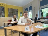 Egzamin ósmoklasisty 2023 w Pabianicach. Na początek uczniowie zmierzyli się z językiem polskim ZDJĘCIA