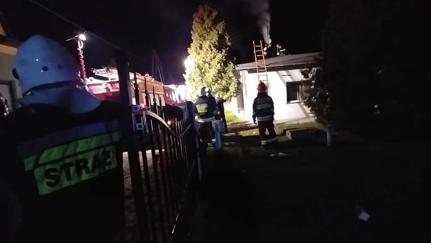 Pożar przewodu kominowego na ul. Słonecznej. Interweniowały cztery zastępy strażaków z PSP i OSP ZDJĘCIA