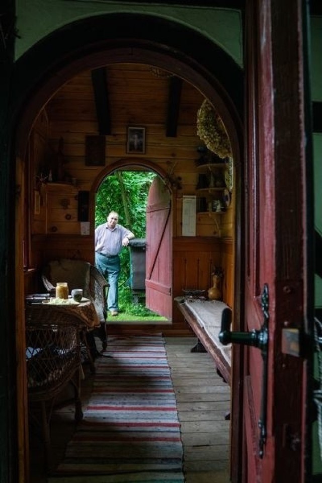 Ponad stuletnia lauba po dziadku Gasteckim posiada dwoje drzwi, w których zachowały się oryginalne klamki