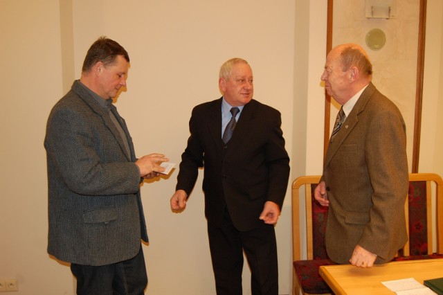 Andrzej Bartmański (z lewej) otrzymał Srebrną Odznakę za Zasługi dla Polskiego Związku Wędkarskiego