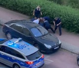 Warszawa. Agresywny mężczyzna chciał przejechać 7-latka, później zaatakował policjantów. Obezwładniało go ośmiu funkcjonariuszy