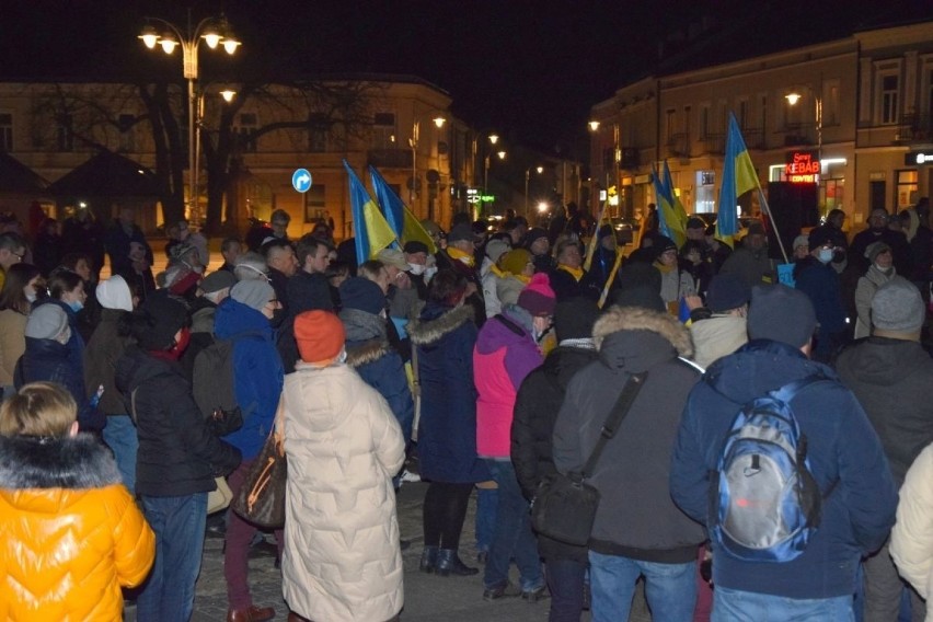 Protest przeciwko agresji Rosji na Ukrainę w czwartek, 24 lutego na Rynku w Kielcach. Przyszło mnóstwo ludzi. Zobaczcie zdjęcia i film