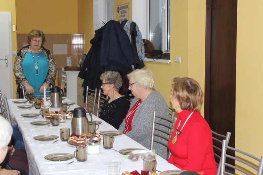Popołudniowe spotkane seniorów w Stefanowicach, zorganizowane przez Stowarzyszenie "Działajmy Razem"