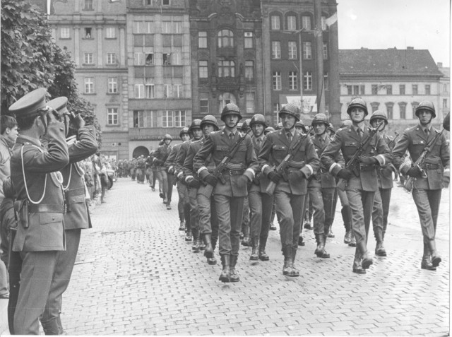 Wojsko, wojsko, maszeruje wojsko... 15 sierpnia jest obchodzone Święto Wojska Polskiego. A jak prezentowali się "wojacy" 30, 40 lat temu? Zobaczcie nasze zdjęcia.