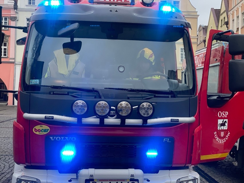 OSP Sobieszów z nowym wozem strażackim, a prezydent Jeleniej Góry ze złotym medalem za zasługi dla pożarnictwa