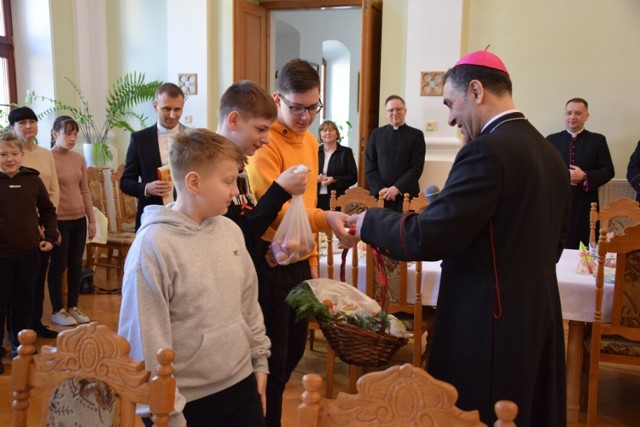 Wielkanocne śniadanie Biskup Piotr Sawczuk zjadł w gronie rodziny i Ukraińców mieszkających w budynkach diecezjalnych