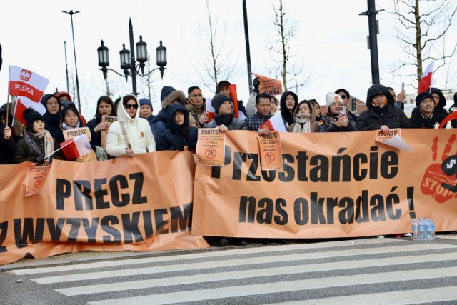 Protest kupców z ul. Marywilskiej 44 pod warszawskim ratuszem