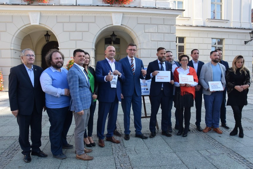 Koalicja Obywatelska podpisała przed ratuszem "Kontrakt dla Kalisza" [FOTO]
