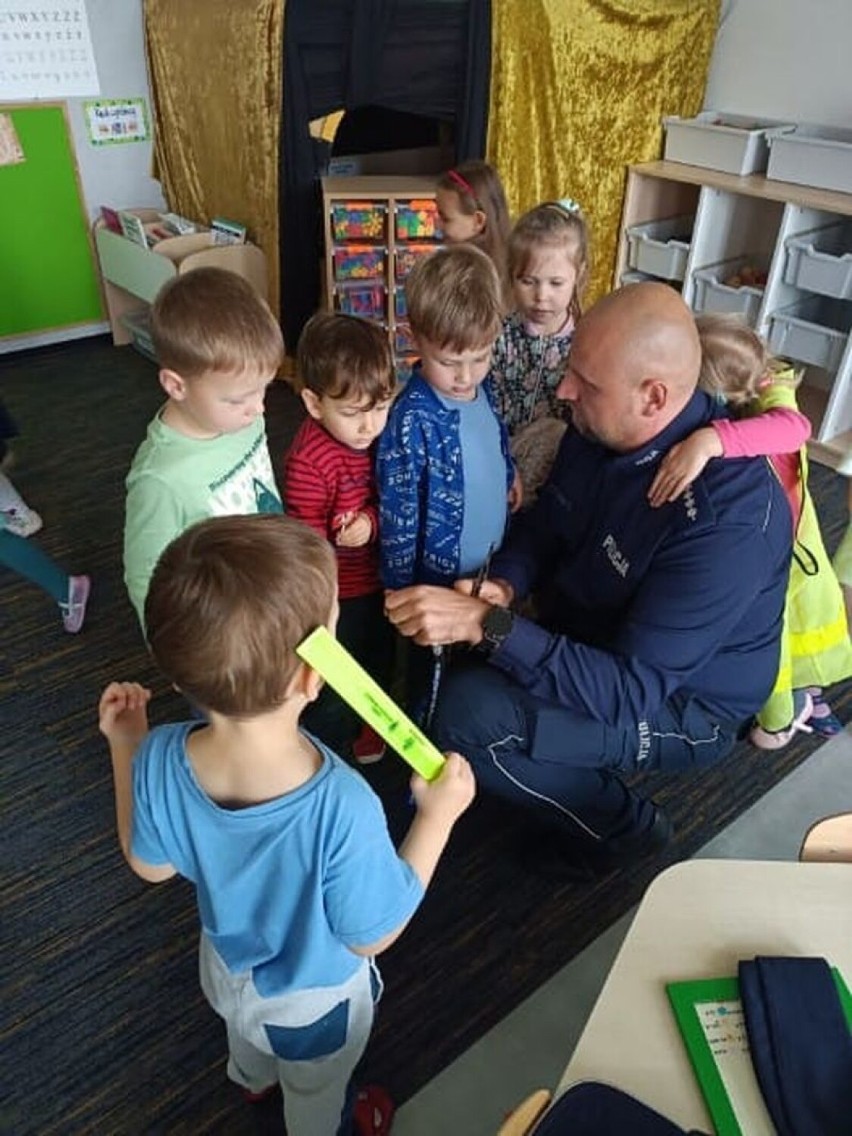 Policjant spotkał się z dziećmi z kwidzyńskiego przedszkola....