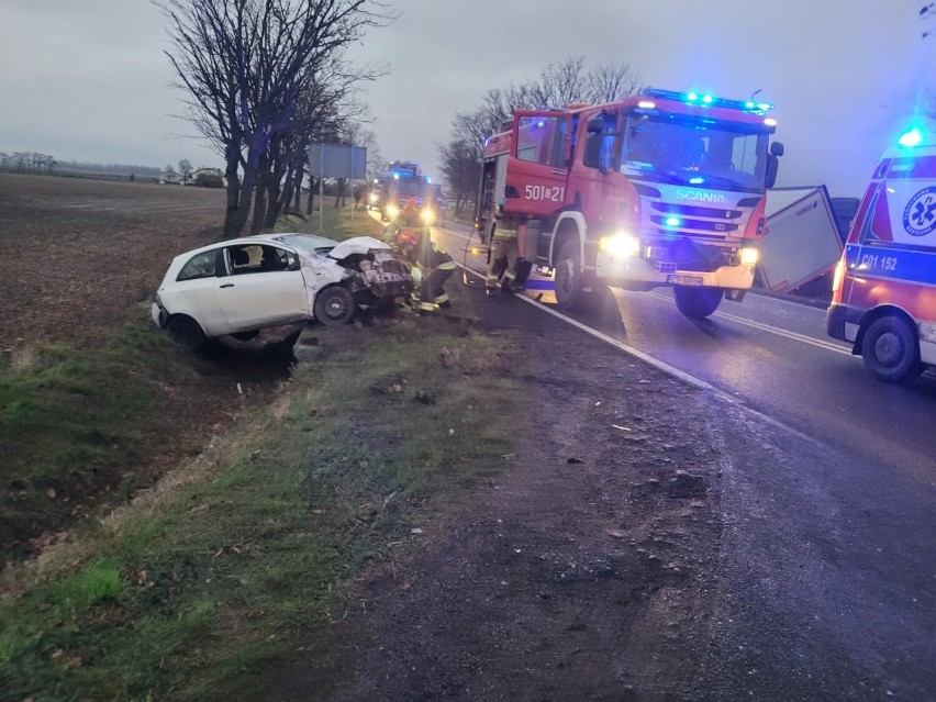 Wypadek w gminie Radziejów. Zderzenie toyoty z ciężarówką. Zdjęcia