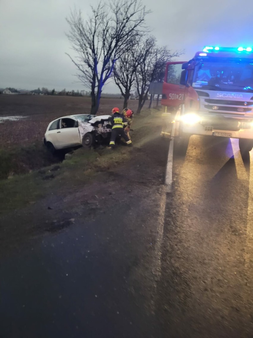 Wypadek w gminie Radziejów. Zderzenie toyoty z ciężarówką. Zdjęcia