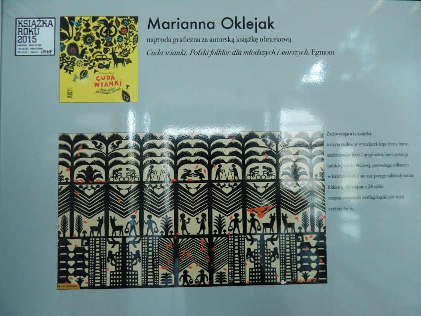 Mariola Urbaniak na tle wystawy książek nagrodzonych w...