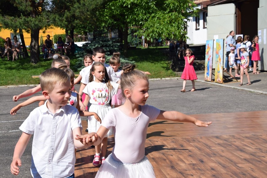 Emdekolada 2019. Plenerowe występy podopiecznych wieluńskiego PMDKiS [FOTO]