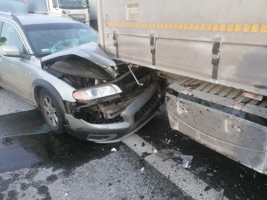 Groźnie wyglądający wypadek na AOW: auto wjechało w ciężarówkę