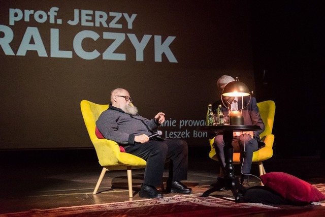Profesor Jerzy Bralczyk na spotkaniu w Busku-Zdroju.