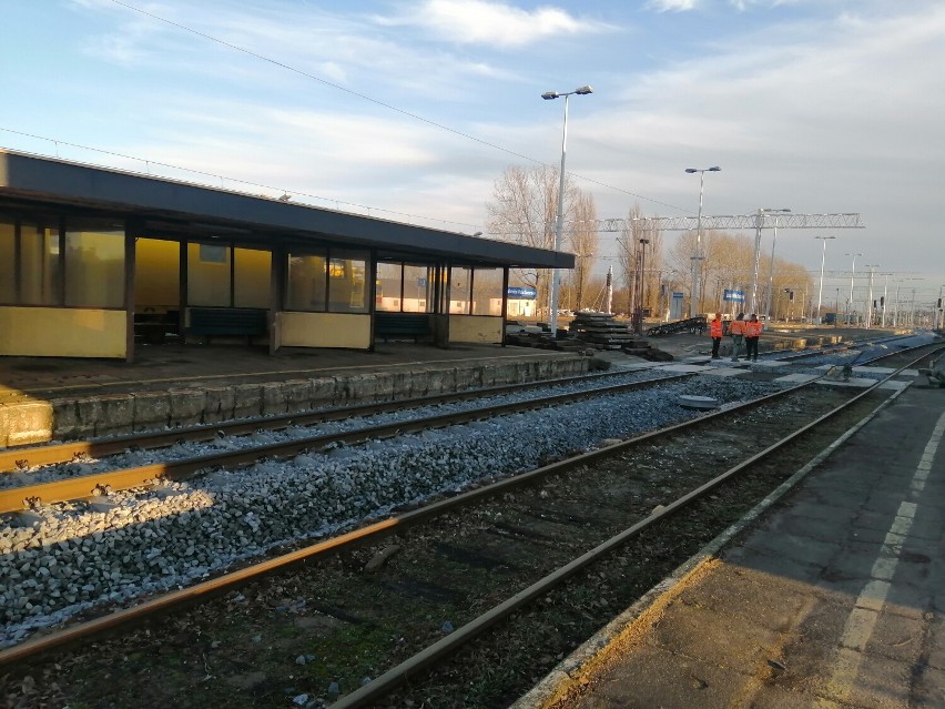 Przebudowa linii kolejowej Śląsk - Porty. Jak idą prace w Zduńskiej Woli Karsznicach?