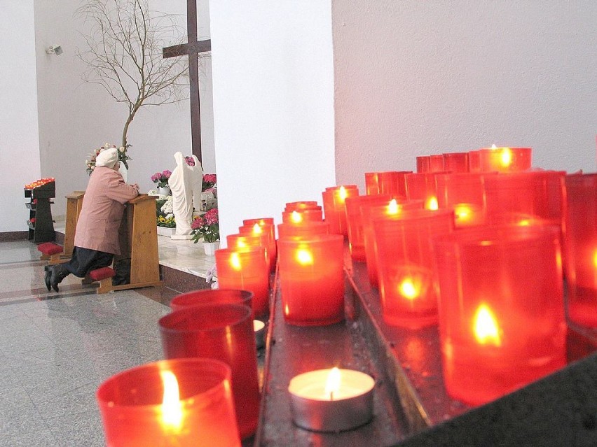 17. rocznica śmierci papieża Jana Pawła II. Zobacz jak Wałbrzych przeżywał ten trudny wieczór.