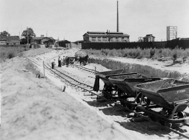 Na zdjęciu:
Budowa wytwórni dwusiarczku węgla w TFSJ. Zdjęcie z 1934 roku.
Zbiory Józefa Gołębiewskiego