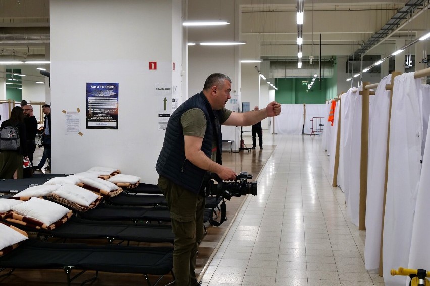 Dziennikarze z Serbii odwiedzili  Centrum Pomocy Humanitarnej w Chełmie. Zobacz zdjęcia