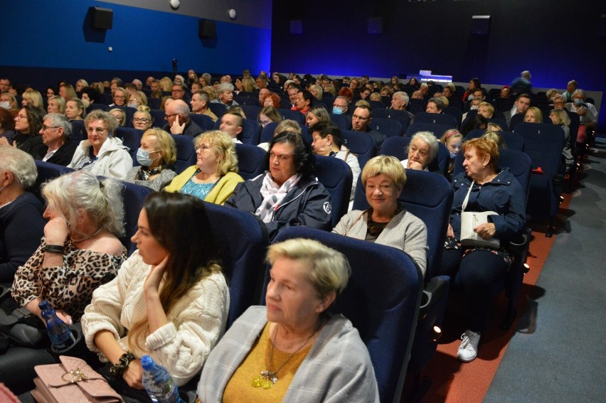 Łeba. Owacja na stojąco za wystawienie utworu "Moralność pani Dulskiej" w Kinie Rybak