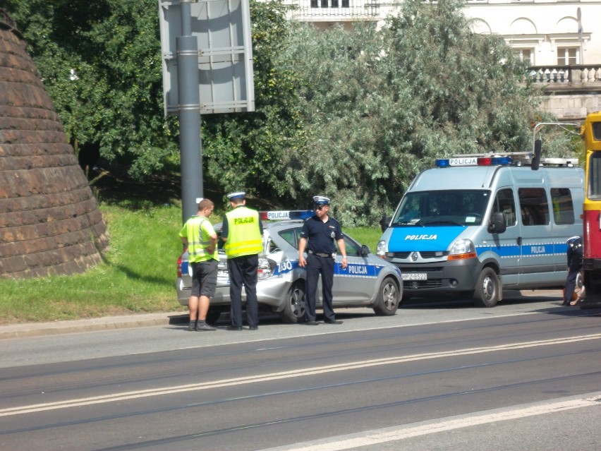 Trzeci wypadek na trasie WZ. Radiowóz zderzył się z tramwajem