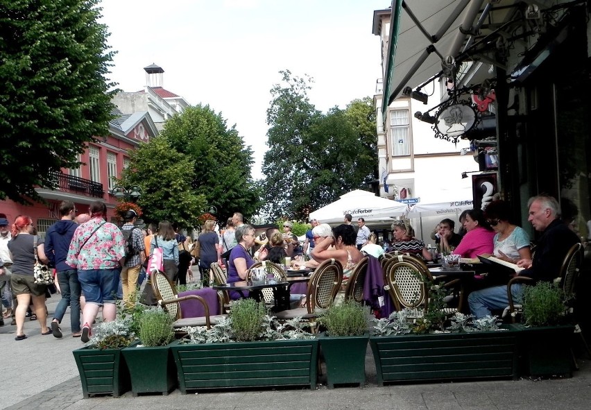 Gastronomiczne ogródki przy barach skutecznie zawężają drogę...